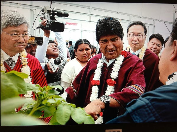 모랄레스 볼리비아 대통령이 감자연구센터를 방문했다