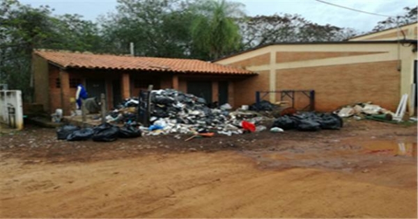 파라과이 마리아노 로케 알론소시지역내 의료폐기물이 일반폐기물과 별도의 분리없이 배출된 모습