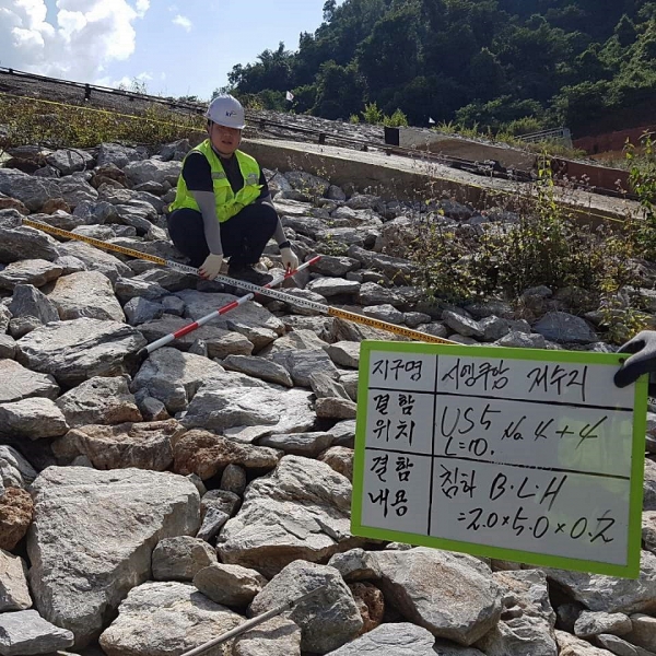2019년 9월 한국농어촌공사 안전진단사업단 직원들이 라오스 현지에서 시설물에 대한 정밀안전점검을 실시하고 있다