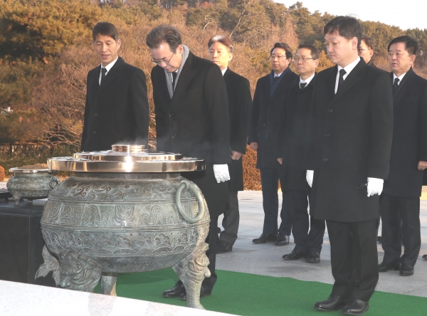 지난달 31일 제24대 농협중앙회장에 당선되어 임기를 시작한 이성희 회장은 3일 서울 동작구 국립서울현충원을 방문하여 참배했다