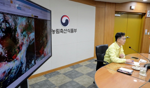 김현수 농림축산식품부장관이 호우 대비상황 점검회의를 주재하고 있다