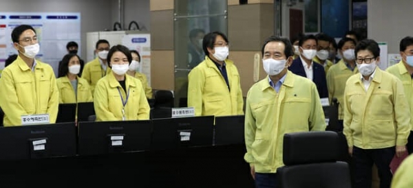 정세균 국무총리와 조명래 환경부 장관이 2일 오후 서울 동작구 한강홍수통제소 상황실로 들어서고 있다