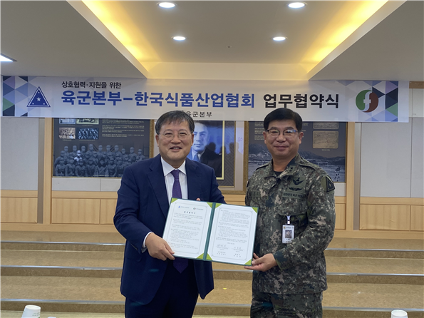 왼쪽부터 이효율 한국식품산업협회 회장 김성도 육군본부 군수참모부장