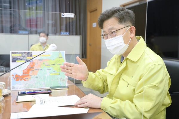 김현수 장관이 지난 10일 세종청사에서 아프리카돼지열병 상황 관련회의를 주재하고 있다