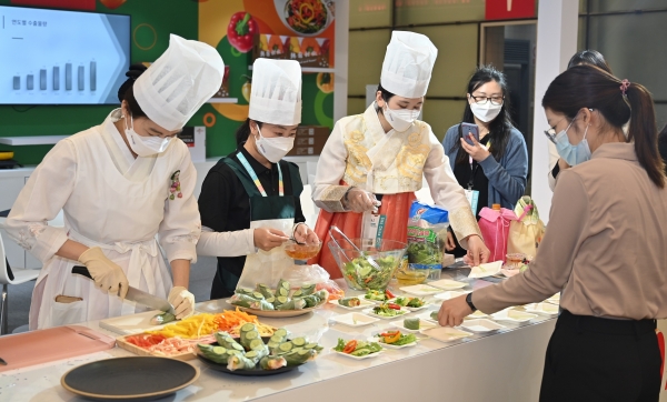 사진은 상하이식품박람회의 파프리카 홍보관 쿠킹쇼 현장