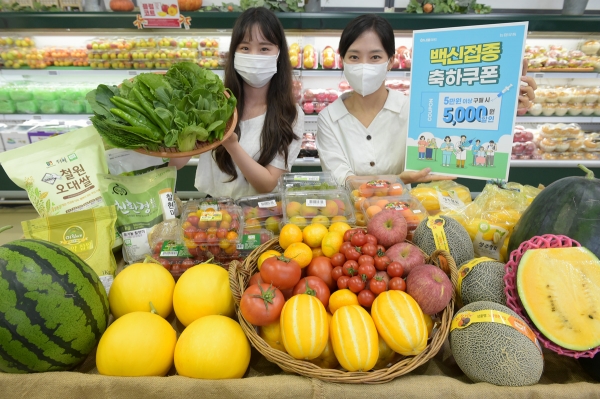 지난 8일 농협 하나로마트 양재점(서울 서초구 소재)에서 백신 접종자 대상 ‘할인쿠폰’ 지급 행사를 소개하고 있다