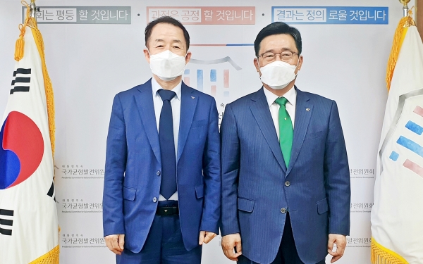 우측 한국농수산식품유통공사 김춘진 사장과 김사열 국가균형발전위원장