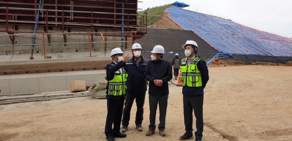 김인식 사장은 안전관리실태확인을 위해 지난 21일 전남북일원 공사현장 3개소에 대한 직접 불시점검을 실시하고 안전수칙 준수여부를 점검했다
