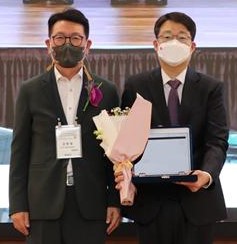 왼쪽부터 한국식품산업협회 김명철 부회장과 강원대학교 이옥환 교수