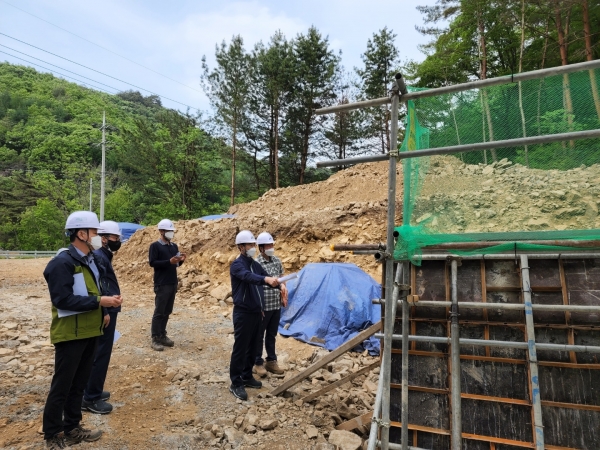 오른쪽 두번째 최준석 산림조합중앙회 사업대표이사와 관계자들이 사방댐 설치사업 현장에서 안전점검을 실시하고 있다