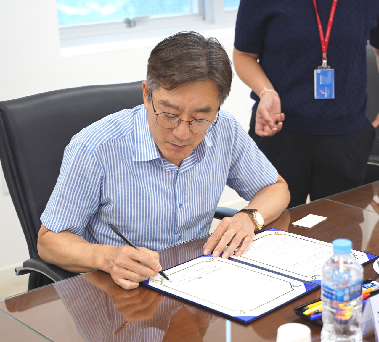 HACCP인증원 홍진환 인증사업이사가 홈플러스와의 음식점위생등급 업무협약서에 서명하고 있다.