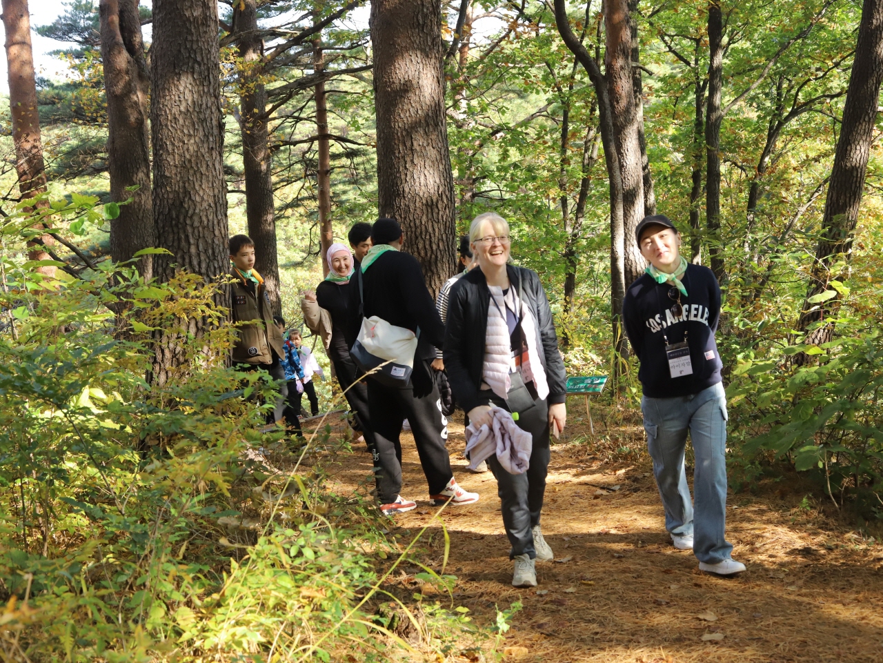 한국등산·트레킹지원센터는 외국인 근로자와 함께 하는 국가숲길 걷기 프로그램 (한국등산·트레킹지원센터 제공)