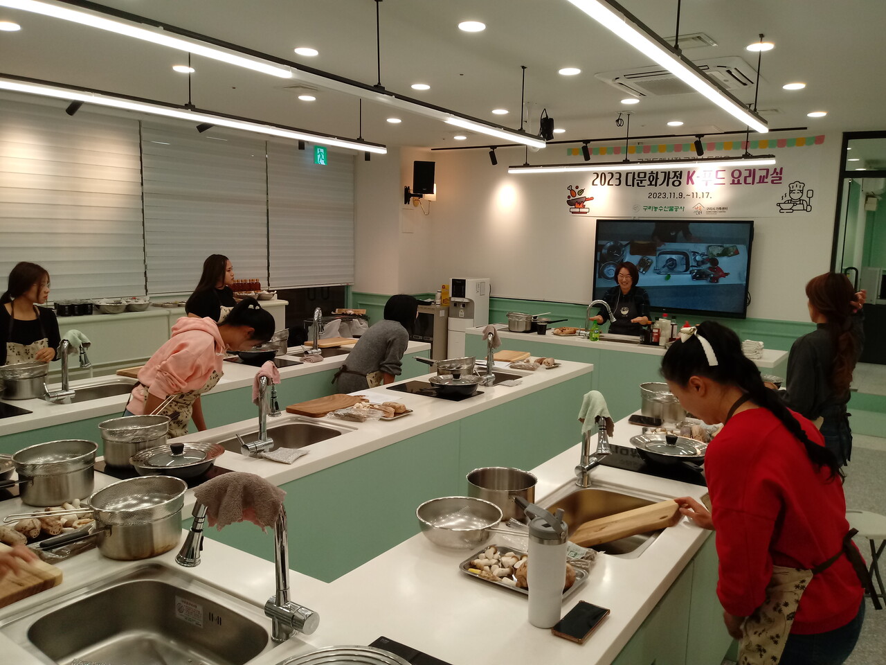한식 문화와 요리를 직접 체험하는 다문화가정 K-푸드 요리교실(구리농수산물공사 제공)