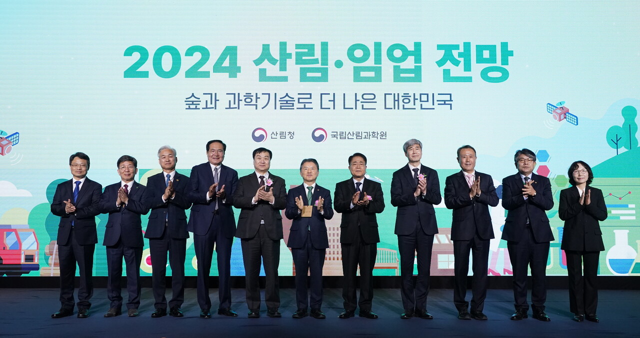 남성현 산림청장(가운데)이 18일 서울 여의도 전경련회관에서 열린 2024 산림임엄 전망 대회에서 참석자들과 기념촬영 하고 있다.(산림청 제공)