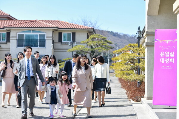 하나님의 교회 신자들이 유월절 대성회에 참석하러 가족과 함께 교회로 향하고 있다.